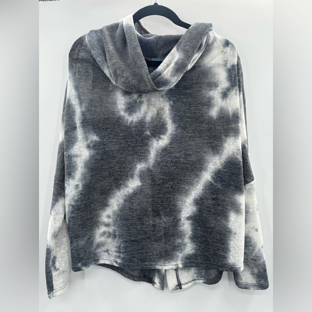 3For$20 Neely Ombre Blk/White Sweater Size Corset Style Back Closure size Small